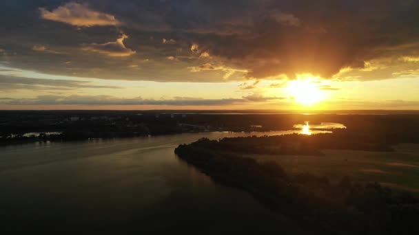 Pôr-do-sol pitoresco no reservatório Drozdy com vista para a cidade de Minsk.Belarus — Vídeo de Stock