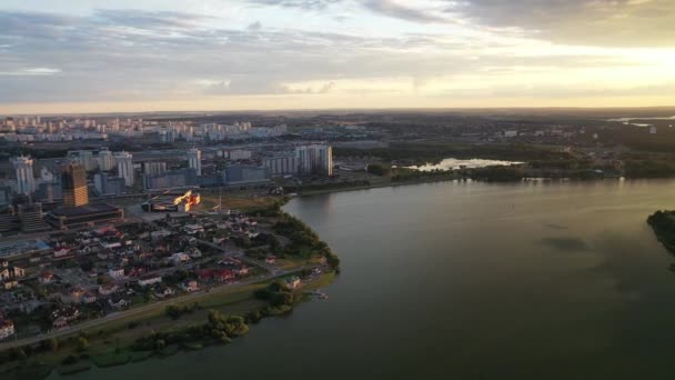 从白俄罗斯明斯卡市看Drozdy水库风景如画的落日 — 图库视频影像
