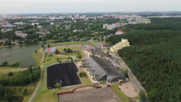 Hlavní pohled na sportovní areál v Minsku, centrum pro olympijský trénink v atletice v Minsku, Bělorusku.Rezerva na pracovní sílu — Stock video