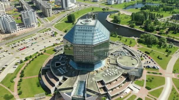 La vista desde la parte superior de la Biblioteca Nacional de Minsk. Belarús, edificio público — Vídeo de stock