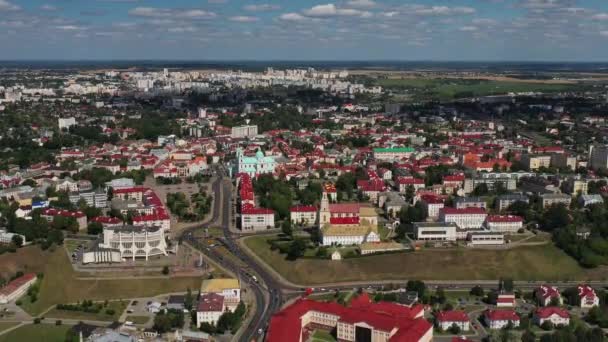 Vista superior do centro da cidade de Grodno, Bielorrússia. O centro histórico da cidade com um telhado de azulejo vermelho, uma antiga Igreja Católica e uma Ópera — Vídeo de Stock