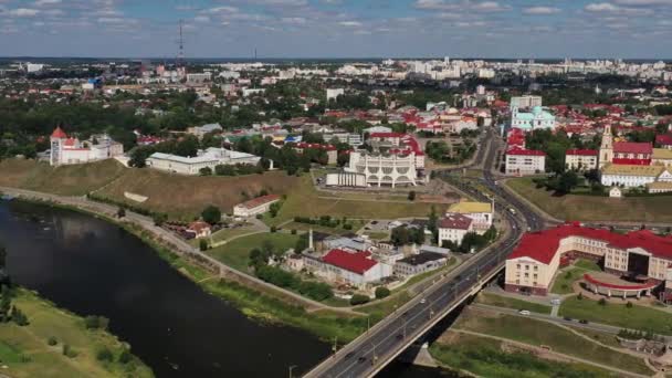 Vista superior do centro da cidade de Grodno, Bielorrússia. O centro histórico com o seu telhado de azulejos vermelhos, o castelo e a Ópera — Vídeo de Stock