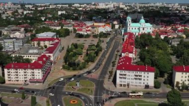 Grodno, Belarus şehir merkezinin üst manzarası. Şehrin tarihi merkezi. Kırmızı kiremit çatılı ve eski Katolik Kilisesi.