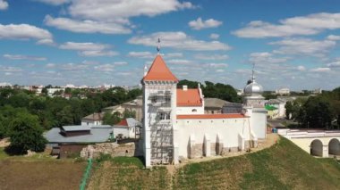 Grodno, Belarus 'taki eski şatonun üst manzarası. Grodno şehrindeki eski şatonun yeniden inşası devam ediyor..