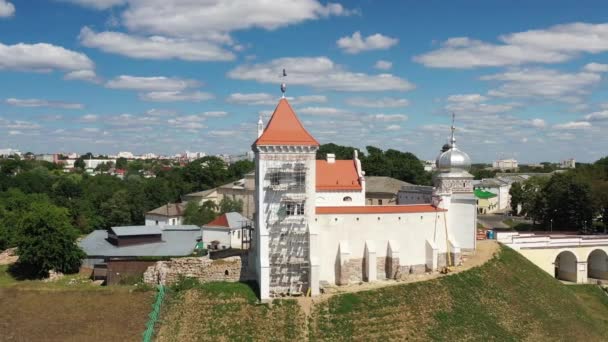 Vista superior del antiguo castillo en Grodno, Bielorrusia. La reconstrucción del antiguo castillo en la ciudad de Grodno está en marcha. — Vídeos de Stock