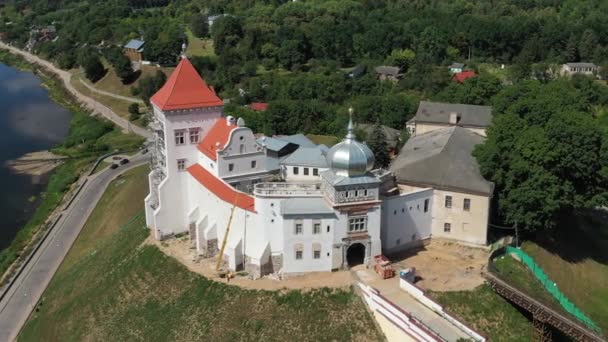Vista superior del antiguo castillo en Grodno, Bielorrusia. La reconstrucción del antiguo castillo en la ciudad de Grodno está en marcha. — Vídeos de Stock