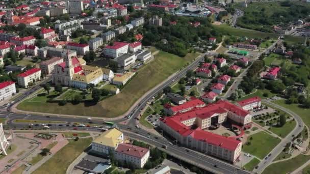 Vista superior do centro da cidade de Grodno, Bielorrússia. O centro histórico da cidade com um telhado de azulejo vermelho e uma antiga Igreja Católica — Vídeo de Stock