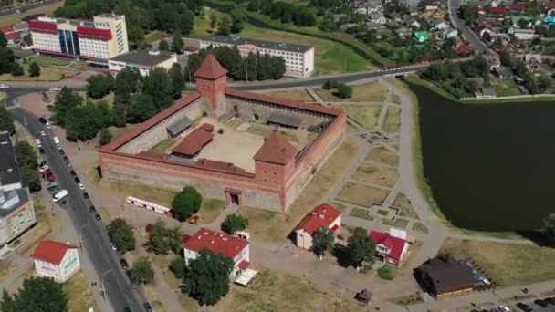 Fågelskådning över det medeltida Lida slott i Lida. Vitryssland. Europas slott — Stockvideo