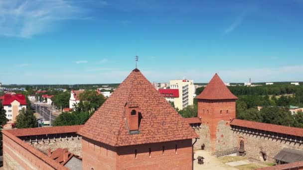 丽达中世纪丽达城堡的鸟瞰图。白俄罗斯。欧洲的城堡 — 图库视频影像