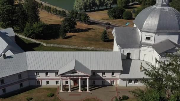 La Iglesia de Santa Teresa de Ávila es una iglesia católica en la ciudad de Shchuchin en Bielorrusia. Iglesia antigua con edificios monásticos en la ciudad de Shchuchin.Europa. — Vídeos de Stock