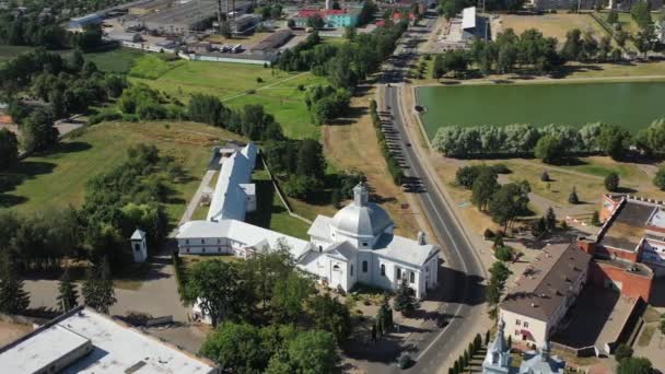 La Iglesia de Santa Teresa de Ávila es una iglesia católica en la ciudad de Shchuchin en Bielorrusia. Iglesia antigua con edificios monásticos en la ciudad de Shchuchin.Europa. — Vídeo de stock