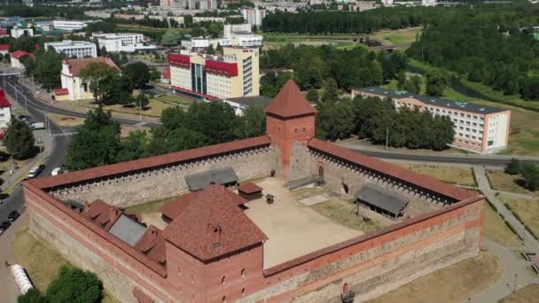 Fågelskådning över det medeltida Lida slott i Lida. Vitryssland. Europas slott — Stockvideo