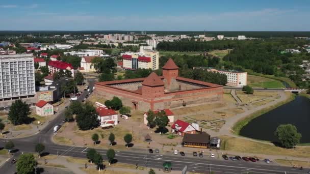 라이다에 있는 중세 리다 성은 새와 새의 눈으로 본 것이다. 벨라루스. 유럽의 성채 — 비디오
