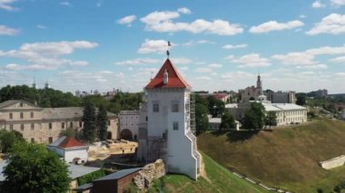Grodno, Belarus 'taki eski şatonun üst manzarası. Grodno şehrindeki eski şatonun yeniden inşası devam ediyor..