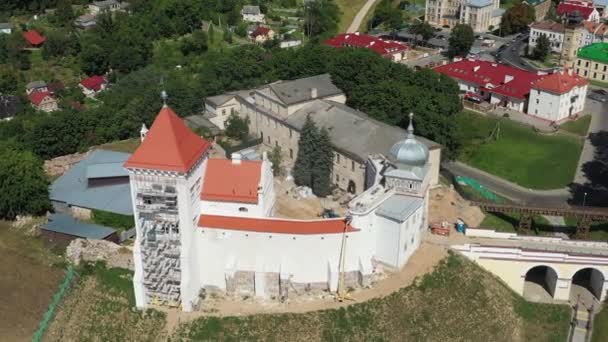 Vista superior del antiguo castillo en Grodno, Bielorrusia. La reconstrucción del antiguo castillo en la ciudad de Grodno está en marcha. — Vídeos de Stock