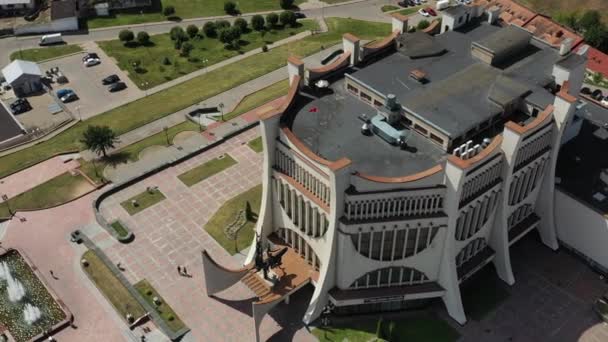Blick von oben auf das Stadtzentrum von Grodno und das weiße Opernhaus, Weißrussland. Das historische Zentrum der Stadt mit rotem Ziegeldach, Schloss und Oper. — Stockvideo