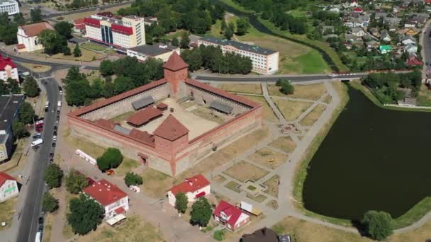 Vista de aves del castillo medieval de Lida en Lida. Bielorrusia. Castillos de Europa — Vídeos de Stock