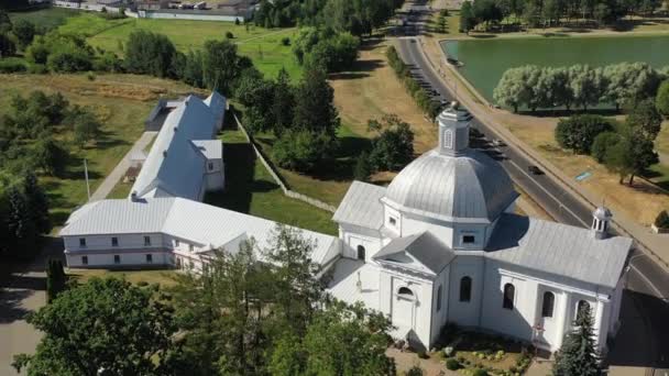 L'église Sainte Thérèse d'Avila est une église catholique dans la ville de Shchuchin en Biélorus.Vieille église avec des bâtiments monastiques dans la ville de Shchuchin.Europe. — Video