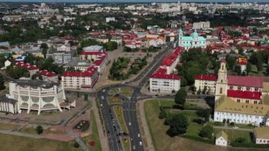 Grodno, Belarus şehir merkezinin üst manzarası. Kırmızı kiremitli çatısı, şatosu ve opera evi olan tarihi merkez.