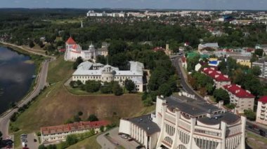 Grodno, Belarus şehir merkezinin üst manzarası. Kırmızı kiremitli çatısı, şatosu ve opera evi olan tarihi merkez.