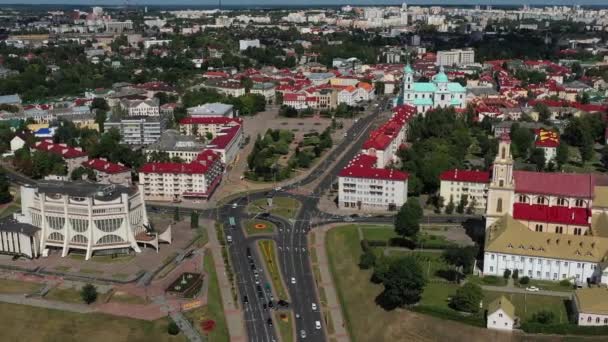 Vista superior do centro da cidade de Grodno, Bielorrússia. O centro histórico com o seu telhado de azulejos vermelhos, o castelo e a Ópera — Vídeo de Stock