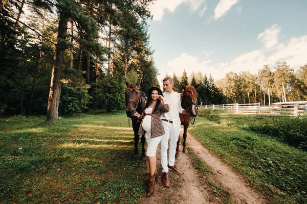 Těhotná Dívka Klobouku Její Manžel Bílém Oblečení Stojí Vedle Koní — Stock fotografie