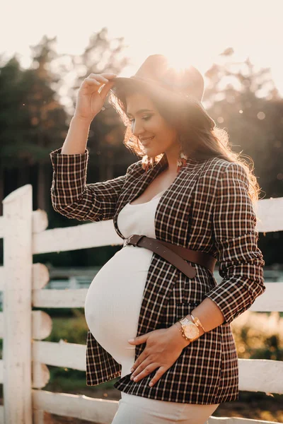 Uma Menina Grávida Com Uma Barriga Grande Chapéu Perto Curral — Fotografia de Stock