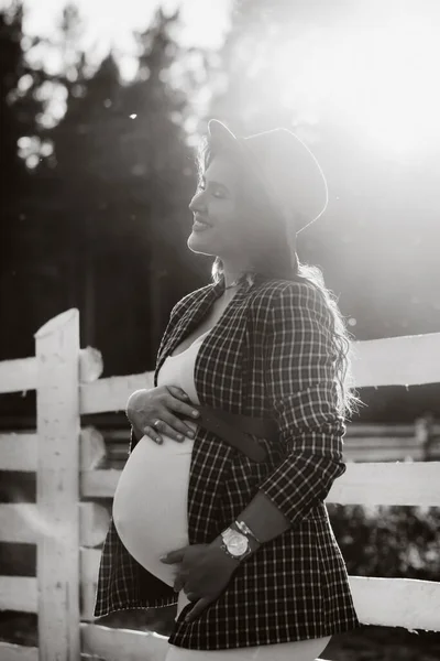 Une Fille Enceinte Avec Gros Ventre Dans Chapeau Près Cheval — Photo