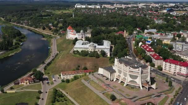 Horní pohled na centrum města Grodno, Bělorusko. Historické centrum s červenou kachlovou střechou, hradem a operním domem — Stock video