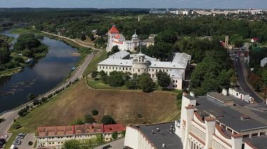 Grodno şehir merkezinin ve Beyaz Opera binasının en üst manzarası, Belarus. Şehrin tarihi merkezi. Kırmızı kiremit çatılı, şatolu ve opera binalı..
