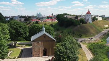Grodno şehrindeki Kolozhskaya Kilisesi. Neman Nehri 'ndeki Ortaçağ Ortodoks Kilisesi. Belarus