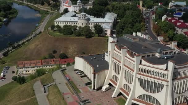 グロドノ市内中心部と白オペラハウス、ベラルーシのトップビュー。赤瓦の屋根を持つ街の歴史的中心部、城とオペラハウス. — ストック動画