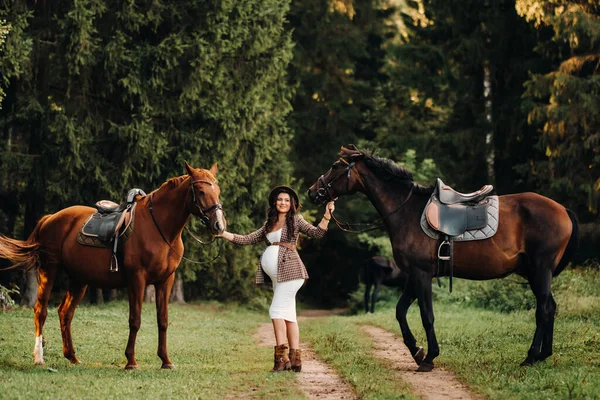 Chica Embarazada Con Gran Vientre Sombrero Lado Los Caballos Bosque —  Fotos de Stock