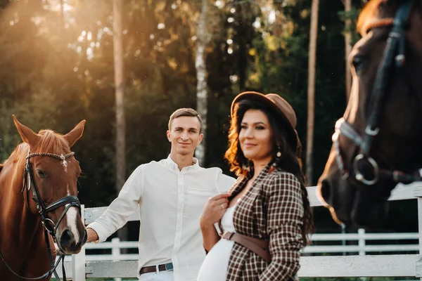 Eine Schwangere Frau Mit Hut Und Ihr Mann Weißer Kleidung — Stockfoto