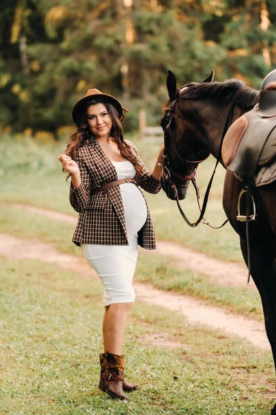 Chica Embarazada Con Gran Vientre Sombrero Lado Los Caballos Bosque — Foto de Stock
