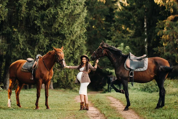 Menina Grávida Com Uma Barriga Grande Chapéu Lado Cavalos Floresta — Fotografia de Stock