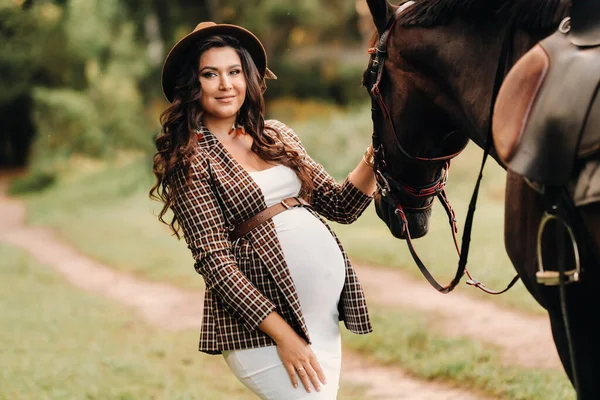 Chica Embarazada Con Gran Vientre Sombrero Lado Los Caballos Bosque — Foto de Stock