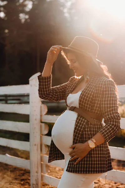 Una Chica Embarazada Con Gran Vientre Sombrero Cerca Corral Caballo —  Fotos de Stock