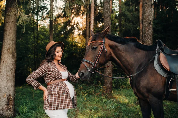 Těhotná Dívka Velkým Břichem Klobouku Vedle Koní Lese Přírodě Stylová — Stock fotografie