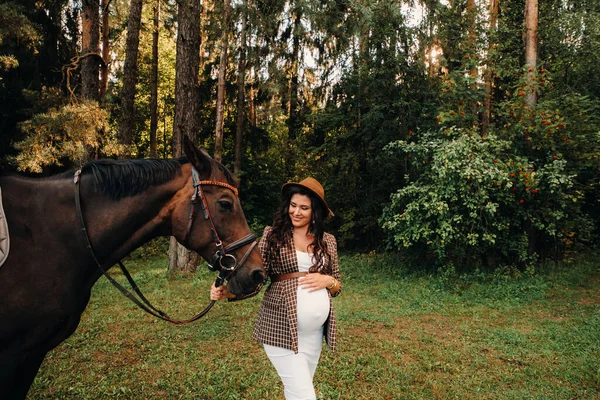 Těhotná Dívka Velkým Břichem Klobouku Vedle Koní Lese Přírodě Stylová — Stock fotografie