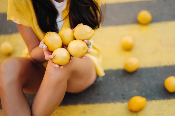 Una Chica Con Limones Camisa Amarilla Pantalones Cortos Zapatos Negros — Foto de Stock