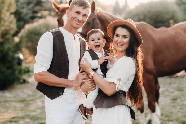 Una Familia Vestida Blanco Con Hijo Está Cerca Dos Hermosos —  Fotos de Stock