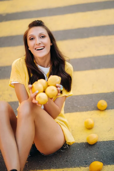 Una Chica Con Limones Camisa Amarilla Pantalones Cortos Zapatos Negros — Foto de Stock