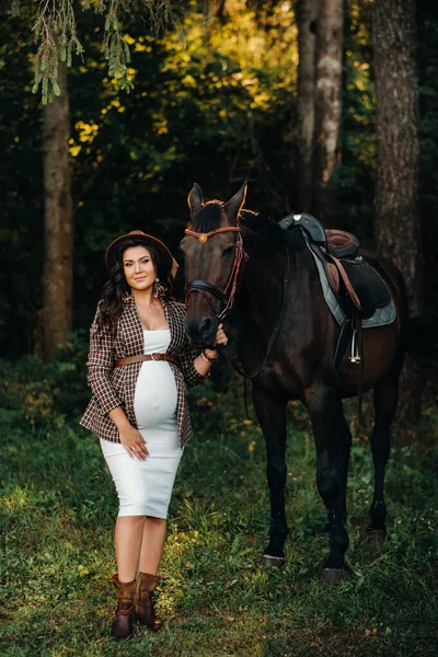 Беременная Девушка Большим Животом Шляпе Рядом Лошадьми Лесу Натуре Стильная — стоковое фото