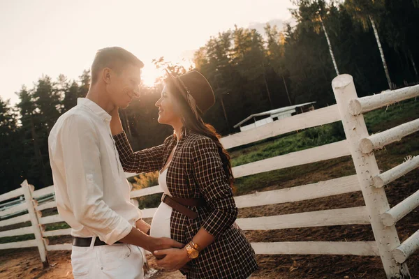 Eine Schwangere Mädchen Mit Hut Und Ihr Mann Weißen Kleidern — Stockfoto