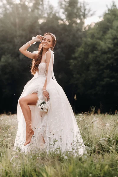 День Свадьбы Элегантная Невеста Белом Длинном Платье Перчатках Букетом Руках — стоковое фото