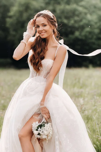 Dia Casamento Uma Noiva Elegante Vestido Longo Branco Luvas Com — Fotografia de Stock