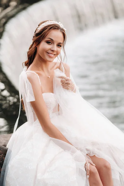 Uma Noiva Elegante Vestido Branco Luvas Pés Descalços Está Sentado — Fotografia de Stock