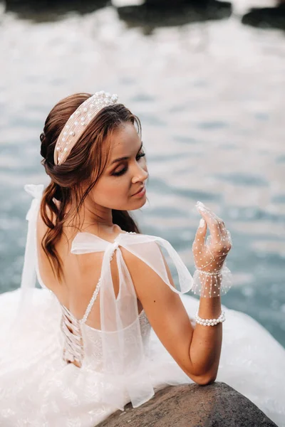 Uma Noiva Elegante Vestido Branco Luvas Está Sentado Junto Lago — Fotografia de Stock