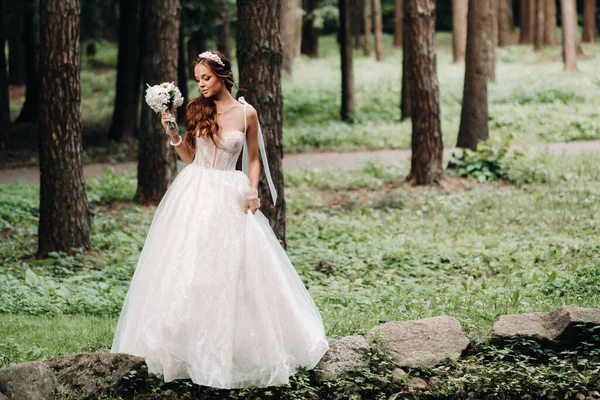 Eine Elegante Braut Weißem Kleid Und Handschuhen Mit Einem Strauß — Stockfoto